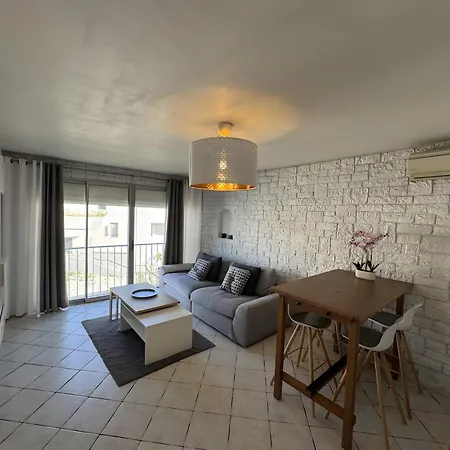 Les Floralies Apartment